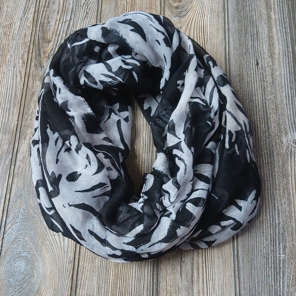 Lane Bryant Black & White Floral Pattern Print Lightweight Infinity Scarf - Picture 7 of 9
